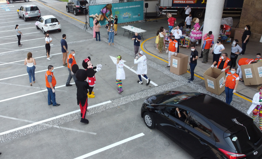 Nesta sexta-feira (02), acontece o último drive thru para entrega de brinquedos da campanha Paraná Piá no estacionamento do Palácio Iguaçu, em Curitiba. A primeira-dama Luciana Saito Massa acompanha a arrecadação.A campanha, promovida pela Superintendência Geral de Ação Solidária (SGAS), do Governo do Estado, arrecada brinquedos novos ou usados, em bom estado, para serem distribuídos em comemoração ao Dia das Crianças, celebrado no dia 12 de outubro. 02/10/2020 - Foto: Geraldo Bubniak/AEN