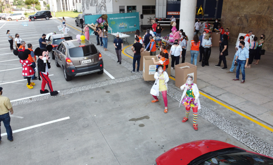 Nesta sexta-feira (02), acontece o último drive thru para entrega de brinquedos da campanha Paraná Piá no estacionamento do Palácio Iguaçu, em Curitiba. A primeira-dama Luciana Saito Massa acompanha a arrecadação.A campanha, promovida pela Superintendência Geral de Ação Solidária (SGAS), do Governo do Estado, arrecada brinquedos novos ou usados, em bom estado, para serem distribuídos em comemoração ao Dia das Crianças, celebrado no dia 12 de outubro. 02/10/2020 - Foto: Geraldo Bubniak/AEN