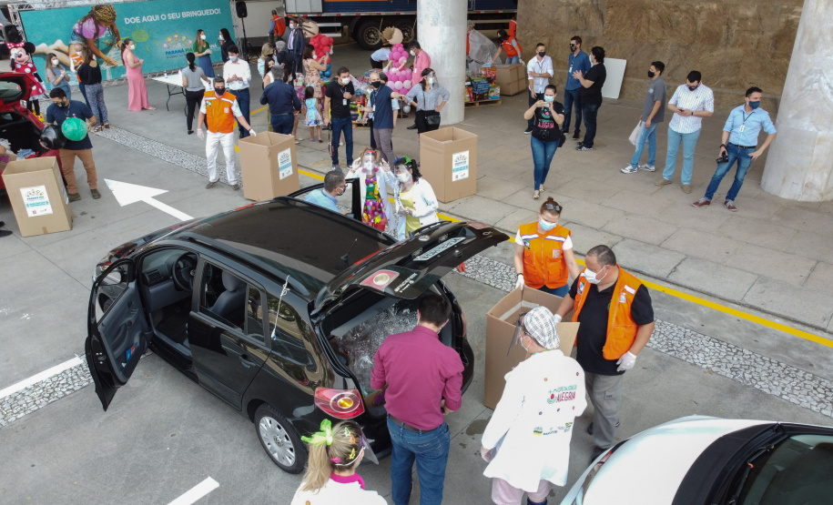 Nesta sexta-feira (02), acontece o último drive thru para entrega de brinquedos da campanha Paraná Piá no estacionamento do Palácio Iguaçu, em Curitiba. A primeira-dama Luciana Saito Massa acompanha a arrecadação.A campanha, promovida pela Superintendência Geral de Ação Solidária (SGAS), do Governo do Estado, arrecada brinquedos novos ou usados, em bom estado, para serem distribuídos em comemoração ao Dia das Crianças, celebrado no dia 12 de outubro. 02/10/2020 - Foto: Geraldo Bubniak/AEN