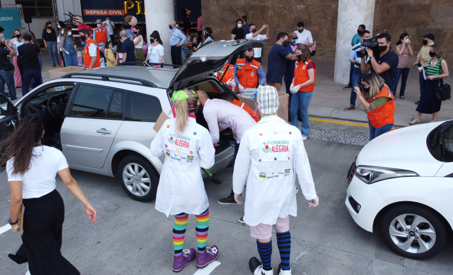 Nesta sexta-feira (02), acontece o último drive thru para entrega de brinquedos da campanha Paraná Piá no estacionamento do Palácio Iguaçu, em Curitiba. A primeira-dama Luciana Saito Massa acompanha a arrecadação.A campanha, promovida pela Superintendência Geral de Ação Solidária (SGAS), do Governo do Estado, arrecada brinquedos novos ou usados, em bom estado, para serem distribuídos em comemoração ao Dia das Crianças, celebrado no dia 12 de outubro. 02/10/2020 - Foto: Geraldo Bubniak/AEN