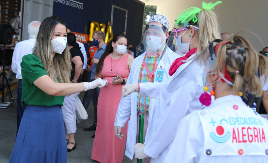 Nesta sexta-feira (02), acontece o último drive thru para entrega de brinquedos da campanha Paraná Piá no estacionamento do Palácio Iguaçu, em Curitiba. A primeira-dama Luciana Saito Massa acompanha a arrecadação.A campanha, promovida pela Superintendência Geral de Ação Solidária (SGAS), do Governo do Estado, arrecada brinquedos novos ou usados, em bom estado, para serem distribuídos em comemoração ao Dia das Crianças, celebrado no dia 12 de outubro. 02/10/2020 - Foto: Geraldo Bubniak/AEN