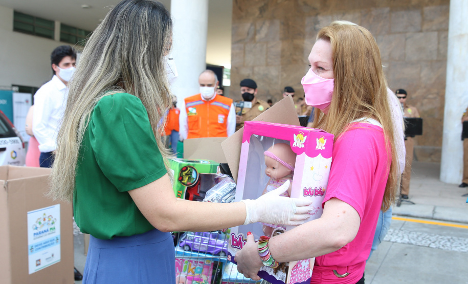 Nesta sexta-feira (02), acontece o último drive thru para entrega de brinquedos da campanha Paraná Piá no estacionamento do Palácio Iguaçu, em Curitiba. A primeira-dama Luciana Saito Massa acompanha a arrecadação.A campanha, promovida pela Superintendência Geral de Ação Solidária (SGAS), do Governo do Estado, arrecada brinquedos novos ou usados, em bom estado, para serem distribuídos em comemoração ao Dia das Crianças, celebrado no dia 12 de outubro. 02/10/2020 - Foto: Geraldo Bubniak/AEN