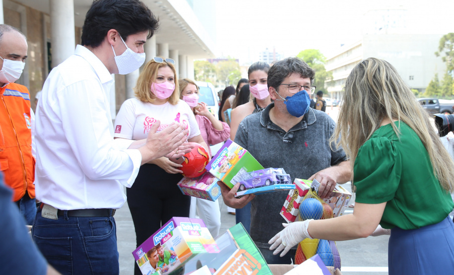 Nesta sexta-feira (02), acontece o último drive thru para entrega de brinquedos da campanha Paraná Piá no estacionamento do Palácio Iguaçu, em Curitiba. A primeira-dama Luciana Saito Massa acompanha a arrecadação.A campanha, promovida pela Superintendência Geral de Ação Solidária (SGAS), do Governo do Estado, arrecada brinquedos novos ou usados, em bom estado, para serem distribuídos em comemoração ao Dia das Crianças, celebrado no dia 12 de outubro. 02/10/2020 - Foto: Geraldo Bubniak/AEN