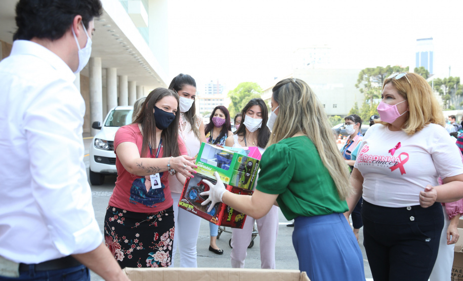 Nesta sexta-feira (02), acontece o último drive thru para entrega de brinquedos da campanha Paraná Piá no estacionamento do Palácio Iguaçu, em Curitiba. A primeira-dama Luciana Saito Massa acompanha a arrecadação.A campanha, promovida pela Superintendência Geral de Ação Solidária (SGAS), do Governo do Estado, arrecada brinquedos novos ou usados, em bom estado, para serem distribuídos em comemoração ao Dia das Crianças, celebrado no dia 12 de outubro. 02/10/2020 - Foto: Geraldo Bubniak/AEN