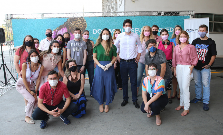 Nesta sexta-feira (02), acontece o último drive thru para entrega de brinquedos da campanha Paraná Piá no estacionamento do Palácio Iguaçu, em Curitiba. A primeira-dama Luciana Saito Massa acompanha a arrecadação.A campanha, promovida pela Superintendência Geral de Ação Solidária (SGAS), do Governo do Estado, arrecada brinquedos novos ou usados, em bom estado, para serem distribuídos em comemoração ao Dia das Crianças, celebrado no dia 12 de outubro. 02/10/2020 - Foto: Geraldo Bubniak/AEN