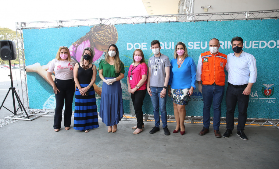 Nesta sexta-feira (02), acontece o último drive thru para entrega de brinquedos da campanha Paraná Piá no estacionamento do Palácio Iguaçu, em Curitiba. A primeira-dama Luciana Saito Massa acompanha a arrecadação.A campanha, promovida pela Superintendência Geral de Ação Solidária (SGAS), do Governo do Estado, arrecada brinquedos novos ou usados, em bom estado, para serem distribuídos em comemoração ao Dia das Crianças, celebrado no dia 12 de outubro. 02/10/2020 - Foto: Geraldo Bubniak/AEN