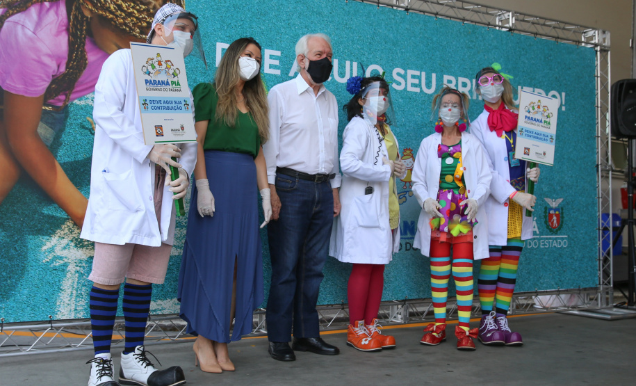 Nesta sexta-feira (02), acontece o último drive thru para entrega de brinquedos da campanha Paraná Piá no estacionamento do Palácio Iguaçu, em Curitiba. A primeira-dama Luciana Saito Massa acompanha a arrecadação.A campanha, promovida pela Superintendência Geral de Ação Solidária (SGAS), do Governo do Estado, arrecada brinquedos novos ou usados, em bom estado, para serem distribuídos em comemoração ao Dia das Crianças, celebrado no dia 12 de outubro. 02/10/2020 - Foto: Geraldo Bubniak/AEN