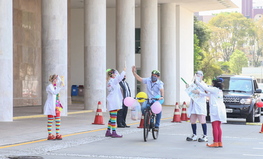 Nesta sexta-feira (02), acontece o último drive thru para entrega de brinquedos da campanha Paraná Piá no estacionamento do Palácio Iguaçu, em Curitiba. A primeira-dama Luciana Saito Massa acompanha a arrecadação.A campanha, promovida pela Superintendência Geral de Ação Solidária (SGAS), do Governo do Estado, arrecada brinquedos novos ou usados, em bom estado, para serem distribuídos em comemoração ao Dia das Crianças, celebrado no dia 12 de outubro. 02/10/2020 - Foto: Geraldo Bubniak/AEN