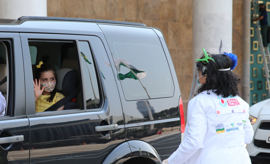 Nesta sexta-feira (02), acontece o último drive thru para entrega de brinquedos da campanha Paraná Piá no estacionamento do Palácio Iguaçu, em Curitiba. A primeira-dama Luciana Saito Massa acompanha a arrecadação.A campanha, promovida pela Superintendência Geral de Ação Solidária (SGAS), do Governo do Estado, arrecada brinquedos novos ou usados, em bom estado, para serem distribuídos em comemoração ao Dia das Crianças, celebrado no dia 12 de outubro. 02/10/2020 - Foto: Geraldo Bubniak/AEN