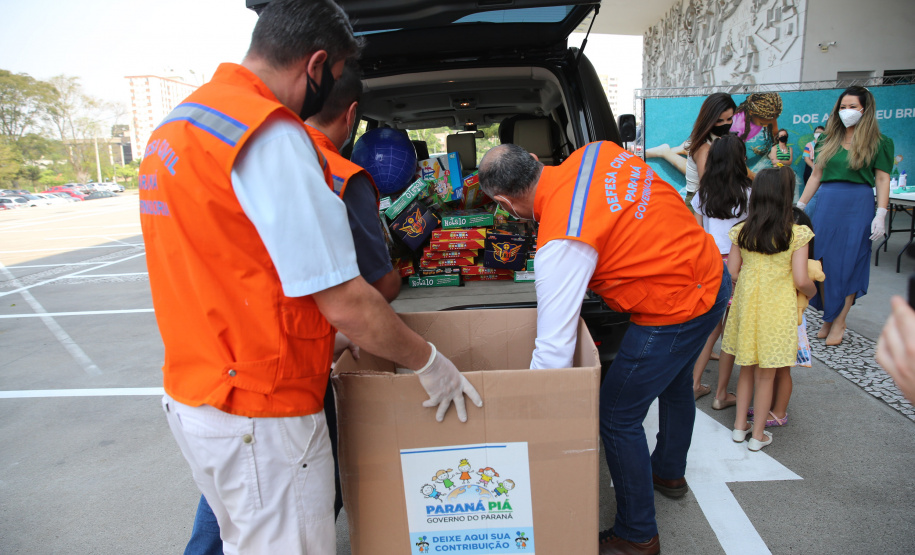 Nesta sexta-feira (02), acontece o último drive thru para entrega de brinquedos da campanha Paraná Piá no estacionamento do Palácio Iguaçu, em Curitiba. A primeira-dama Luciana Saito Massa acompanha a arrecadação.A campanha, promovida pela Superintendência Geral de Ação Solidária (SGAS), do Governo do Estado, arrecada brinquedos novos ou usados, em bom estado, para serem distribuídos em comemoração ao Dia das Crianças, celebrado no dia 12 de outubro. 02/10/2020 - Foto: Geraldo Bubniak/AEN