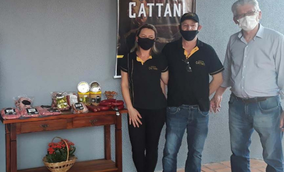 Esse instrumento é um marco na trajetória das pequenas empresas familiares, pois elas poderão expandir seus negócios, ampliar vendas, produzir mais”, afirmou o secretário da Agricultura e do Abastecimento, Norberto Ortigara, ao entregar, nesta sexta-feira (02), o certificado de adesão ao município de Santa Helena, no Oeste do Paraná. Foto:SEAB