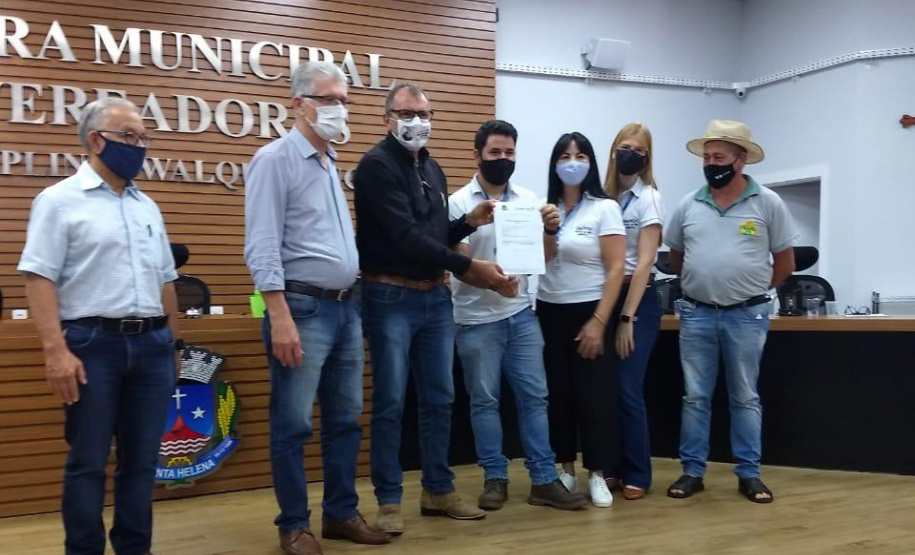 Esse instrumento é um marco na trajetória das pequenas empresas familiares, pois elas poderão expandir seus negócios, ampliar vendas, produzir mais”, afirmou o secretário da Agricultura e do Abastecimento, Norberto Ortigara, ao entregar, nesta sexta-feira (02), o certificado de adesão ao município de Santa Helena, no Oeste do Paraná. Foto:SEAB