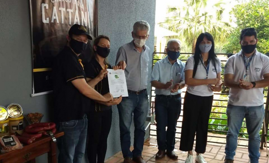 Esse instrumento é um marco na trajetória das pequenas empresas familiares, pois elas poderão expandir seus negócios, ampliar vendas, produzir mais”, afirmou o secretário da Agricultura e do Abastecimento, Norberto Ortigara, ao entregar, nesta sexta-feira (02), o certificado de adesão ao município de Santa Helena, no Oeste do Paraná. Foto:SEAB