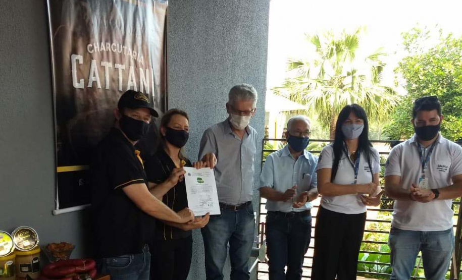 Esse instrumento é um marco na trajetória das pequenas empresas familiares, pois elas poderão expandir seus negócios, ampliar vendas, produzir mais”, afirmou o secretário da Agricultura e do Abastecimento, Norberto Ortigara, ao entregar, nesta sexta-feira (02), o certificado de adesão ao município de Santa Helena, no Oeste do Paraná. Foto:SEAB