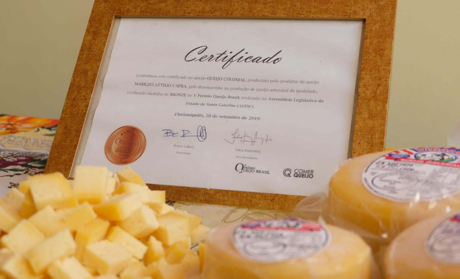 Esse instrumento é um marco na trajetória das pequenas empresas familiares, pois elas poderão expandir seus negócios, ampliar vendas, produzir mais”, afirmou o secretário da Agricultura e do Abastecimento, Norberto Ortigara, ao entregar, nesta sexta-feira (02), o certificado de adesão ao município de Santa Helena, no Oeste do Paraná. Foto:SEAB