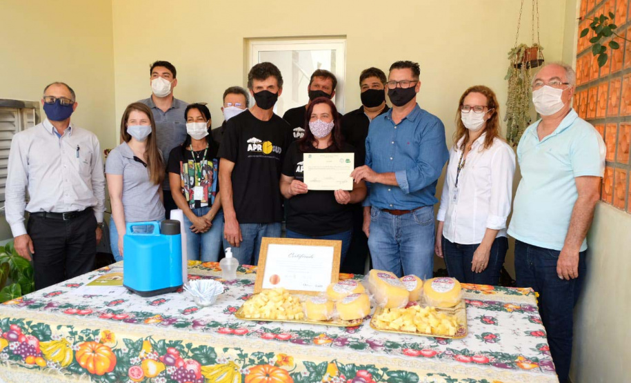 Esse instrumento é um marco na trajetória das pequenas empresas familiares, pois elas poderão expandir seus negócios, ampliar vendas, produzir mais”, afirmou o secretário da Agricultura e do Abastecimento, Norberto Ortigara, ao entregar, nesta sexta-feira (02), o certificado de adesão ao município de Santa Helena, no Oeste do Paraná. Foto:SEAB