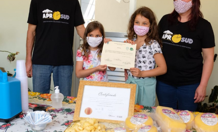 Esse instrumento é um marco na trajetória das pequenas empresas familiares, pois elas poderão expandir seus negócios, ampliar vendas, produzir mais”, afirmou o secretário da Agricultura e do Abastecimento, Norberto Ortigara, ao entregar, nesta sexta-feira (02), o certificado de adesão ao município de Santa Helena, no Oeste do Paraná. Foto:SEAB