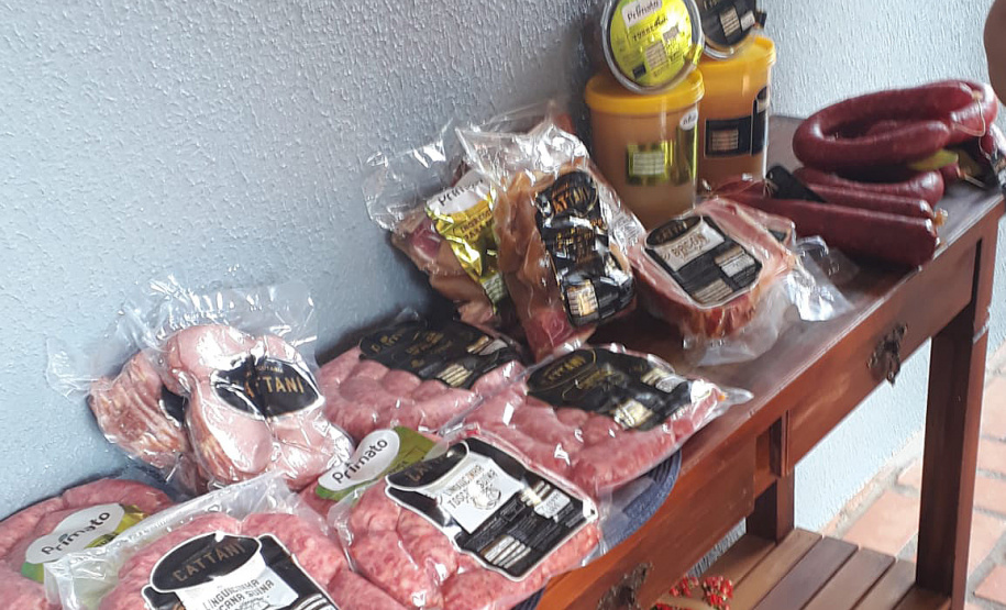 Esse instrumento é um marco na trajetória das pequenas empresas familiares, pois elas poderão expandir seus negócios, ampliar vendas, produzir mais”, afirmou o secretário da Agricultura e do Abastecimento, Norberto Ortigara, ao entregar, nesta sexta-feira (02), o certificado de adesão ao município de Santa Helena, no Oeste do Paraná. Foto:SEAB