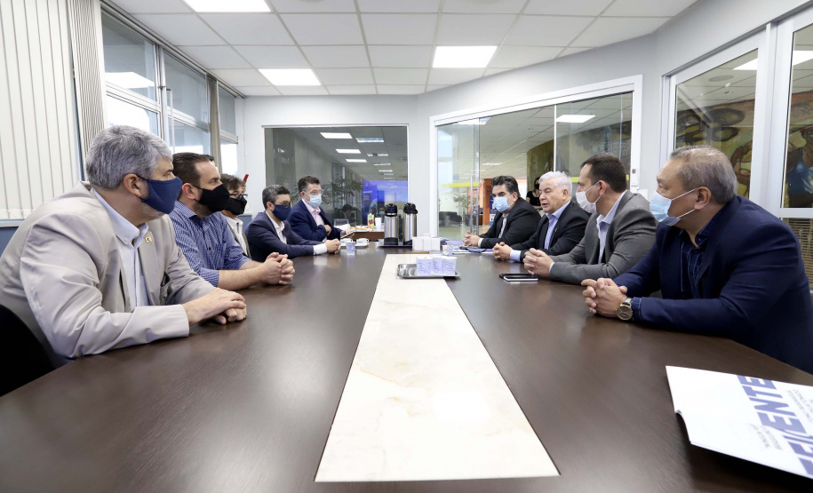 O Porto de Paranaguá recebeu nesta sexta-feira (2) a visita oficial do embaixador plurinacional da Bolívia, Wilfredo Rojo. A comitiva boliviana veio conhecer um possível depósito franco, que será doado pelo Governo Federal ao país vizinho. O processo de cessão é instruído pelo Ministério da Infraestrutura, através da Secretaria Nacional dos Portos.