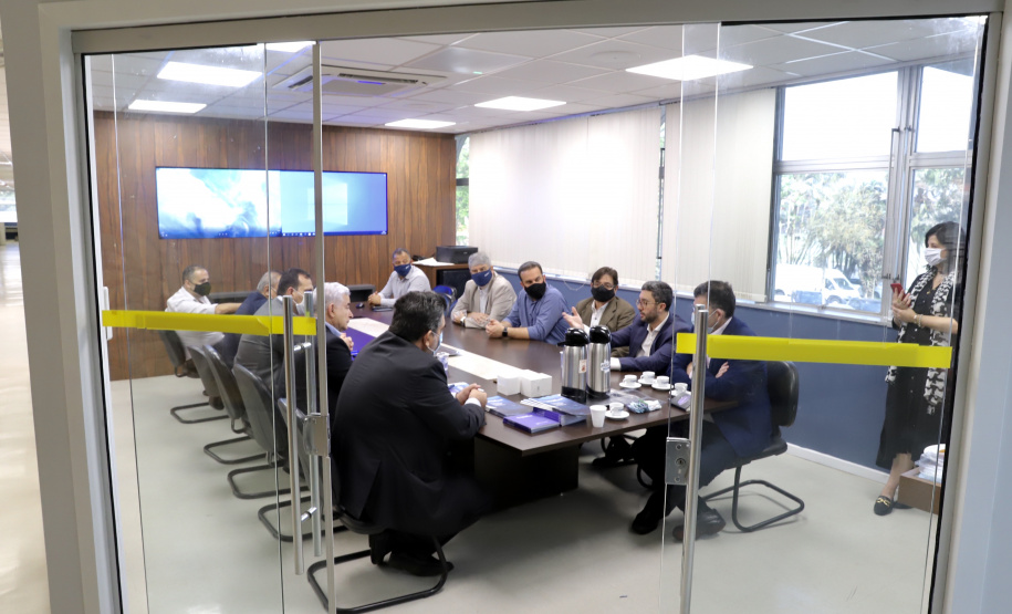 O Porto de Paranaguá recebeu nesta sexta-feira (2) a visita oficial do embaixador plurinacional da Bolívia, Wilfredo Rojo. A comitiva boliviana veio conhecer um possível depósito franco, que será doado pelo Governo Federal ao país vizinho. O processo de cessão é instruído pelo Ministério da Infraestrutura, através da Secretaria Nacional dos Portos.