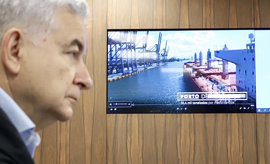 O Porto de Paranaguá recebeu nesta sexta-feira (2) a visita oficial do embaixador plurinacional da Bolívia, Wilfredo Rojo. A comitiva boliviana veio conhecer um possível depósito franco, que será doado pelo Governo Federal ao país vizinho. O processo de cessão é instruído pelo Ministério da Infraestrutura, através da Secretaria Nacional dos Portos.