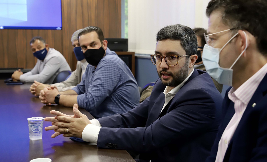 O Porto de Paranaguá recebeu nesta sexta-feira (2) a visita oficial do embaixador plurinacional da Bolívia, Wilfredo Rojo. A comitiva boliviana veio conhecer um possível depósito franco, que será doado pelo Governo Federal ao país vizinho. O processo de cessão é instruído pelo Ministério da Infraestrutura, através da Secretaria Nacional dos Portos.