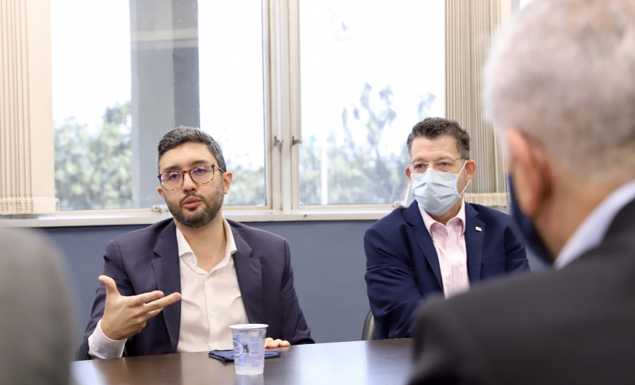 O Porto de Paranaguá recebeu nesta sexta-feira (2) a visita oficial do embaixador plurinacional da Bolívia, Wilfredo Rojo. A comitiva boliviana veio conhecer um possível depósito franco, que será doado pelo Governo Federal ao país vizinho. O processo de cessão é instruído pelo Ministério da Infraestrutura, através da Secretaria Nacional dos Portos.