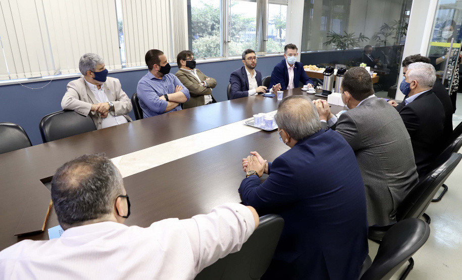 O Porto de Paranaguá recebeu nesta sexta-feira (2) a visita oficial do embaixador plurinacional da Bolívia, Wilfredo Rojo. A comitiva boliviana veio conhecer um possível depósito franco, que será doado pelo Governo Federal ao país vizinho. O processo de cessão é instruído pelo Ministério da Infraestrutura, através da Secretaria Nacional dos Portos.