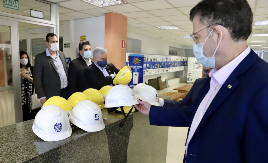 O Porto de Paranaguá recebeu nesta sexta-feira (2) a visita oficial do embaixador plurinacional da Bolívia, Wilfredo Rojo. A comitiva boliviana veio conhecer um possível depósito franco, que será doado pelo Governo Federal ao país vizinho. O processo de cessão é instruído pelo Ministério da Infraestrutura, através da Secretaria Nacional dos Portos.