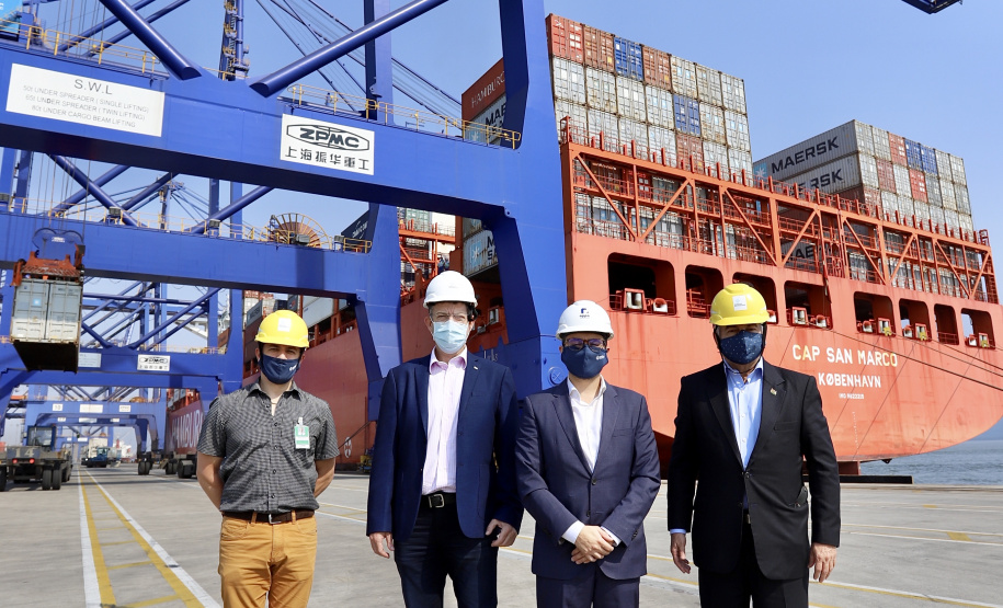 O Porto de Paranaguá recebeu nesta sexta-feira (2) a visita oficial do embaixador plurinacional da Bolívia, Wilfredo Rojo. A comitiva boliviana veio conhecer um possível depósito franco, que será doado pelo Governo Federal ao país vizinho. O processo de cessão é instruído pelo Ministério da Infraestrutura, através da Secretaria Nacional dos Portos.