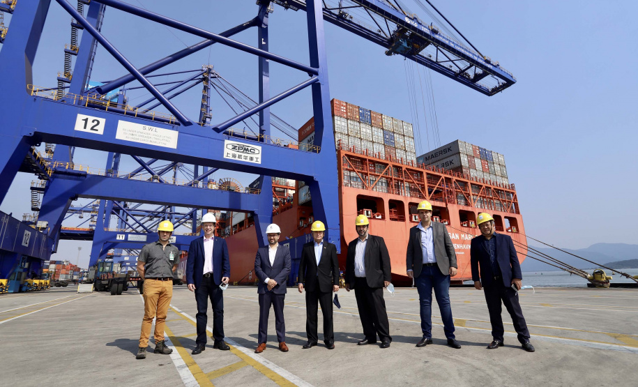 O Porto de Paranaguá recebeu nesta sexta-feira (2) a visita oficial do embaixador plurinacional da Bolívia, Wilfredo Rojo. A comitiva boliviana veio conhecer um possível depósito franco, que será doado pelo Governo Federal ao país vizinho. O processo de cessão é instruído pelo Ministério da Infraestrutura, através da Secretaria Nacional dos Portos.