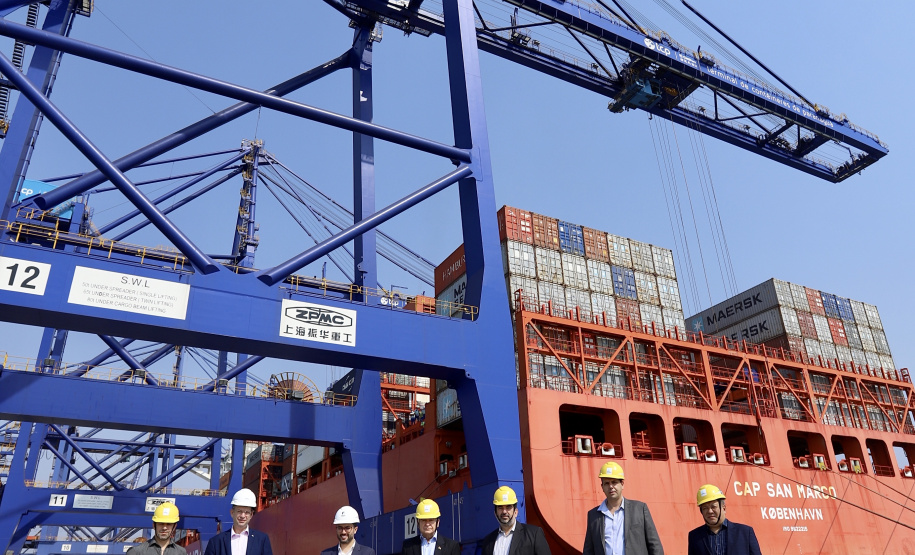 O Porto de Paranaguá recebeu nesta sexta-feira (2) a visita oficial do embaixador plurinacional da Bolívia, Wilfredo Rojo. A comitiva boliviana veio conhecer um possível depósito franco, que será doado pelo Governo Federal ao país vizinho. O processo de cessão é instruído pelo Ministério da Infraestrutura, através da Secretaria Nacional dos Portos.