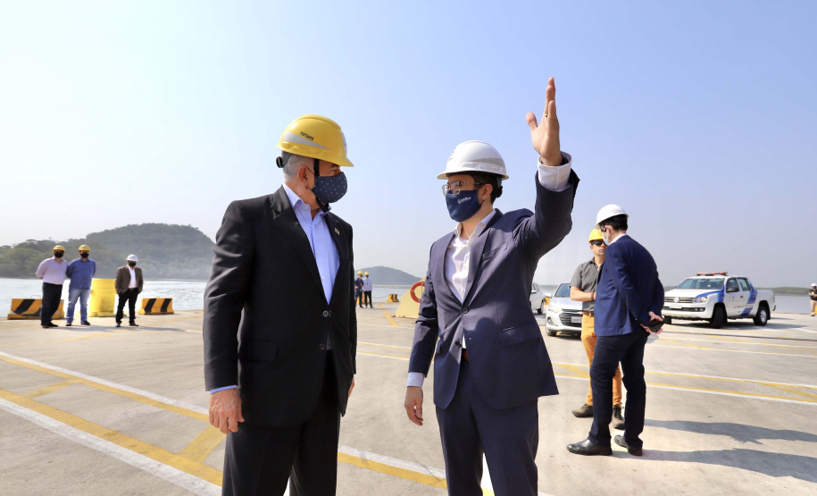 O Porto de Paranaguá recebeu nesta sexta-feira (2) a visita oficial do embaixador plurinacional da Bolívia, Wilfredo Rojo. A comitiva boliviana veio conhecer um possível depósito franco, que será doado pelo Governo Federal ao país vizinho. O processo de cessão é instruído pelo Ministério da Infraestrutura, através da Secretaria Nacional dos Portos.