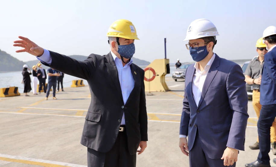 O Porto de Paranaguá recebeu nesta sexta-feira (2) a visita oficial do embaixador plurinacional da Bolívia, Wilfredo Rojo. A comitiva boliviana veio conhecer um possível depósito franco, que será doado pelo Governo Federal ao país vizinho. O processo de cessão é instruído pelo Ministério da Infraestrutura, através da Secretaria Nacional dos Portos.