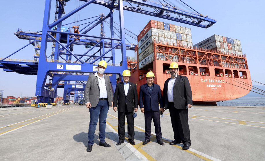 O Porto de Paranaguá recebeu nesta sexta-feira (2) a visita oficial do embaixador plurinacional da Bolívia, Wilfredo Rojo. A comitiva boliviana veio conhecer um possível depósito franco, que será doado pelo Governo Federal ao país vizinho. O processo de cessão é instruído pelo Ministério da Infraestrutura, através da Secretaria Nacional dos Portos.