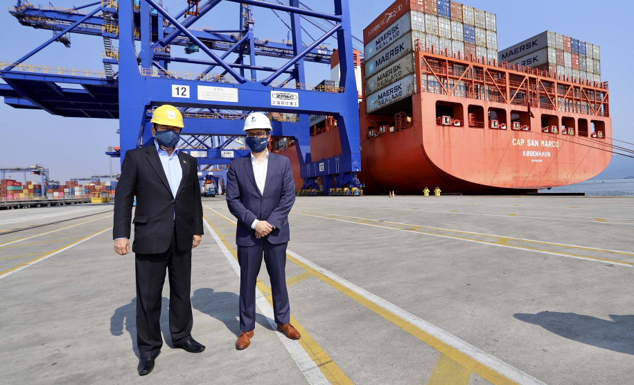 O Porto de Paranaguá recebeu nesta sexta-feira (2) a visita oficial do embaixador plurinacional da Bolívia, Wilfredo Rojo. A comitiva boliviana veio conhecer um possível depósito franco, que será doado pelo Governo Federal ao país vizinho. O processo de cessão é instruído pelo Ministério da Infraestrutura, através da Secretaria Nacional dos Portos.