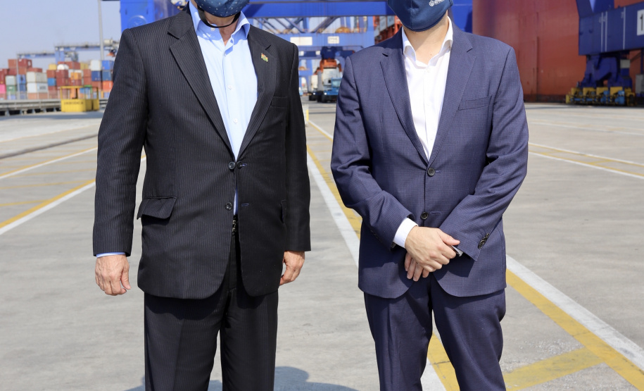 O Porto de Paranaguá recebeu nesta sexta-feira (2) a visita oficial do embaixador plurinacional da Bolívia, Wilfredo Rojo. A comitiva boliviana veio conhecer um possível depósito franco, que será doado pelo Governo Federal ao país vizinho. O processo de cessão é instruído pelo Ministério da Infraestrutura, através da Secretaria Nacional dos Portos.