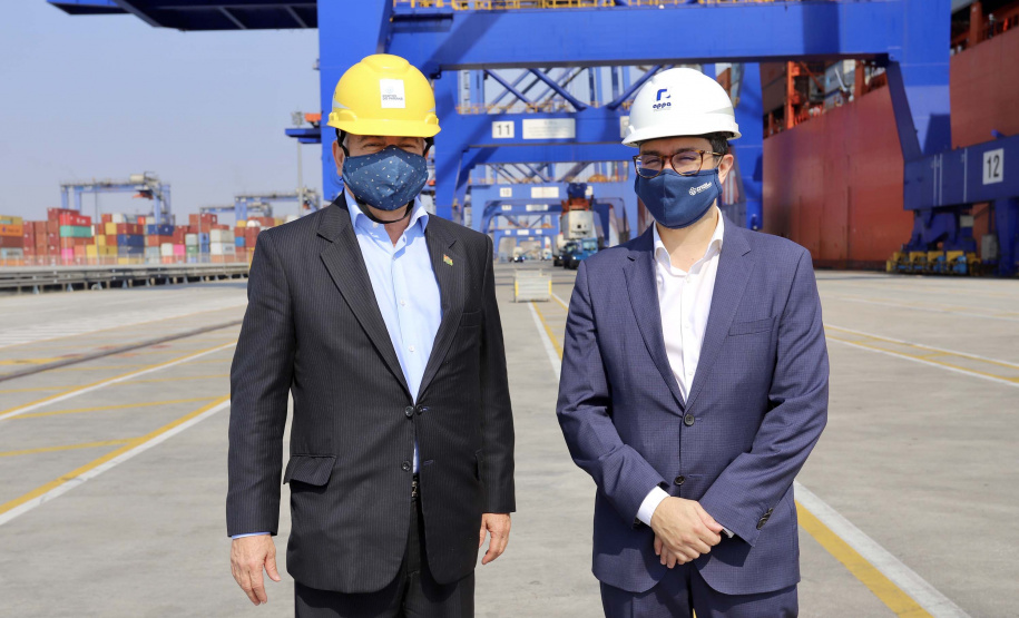 O Porto de Paranaguá recebeu nesta sexta-feira (2) a visita oficial do embaixador plurinacional da Bolívia, Wilfredo Rojo. A comitiva boliviana veio conhecer um possível depósito franco, que será doado pelo Governo Federal ao país vizinho. O processo de cessão é instruído pelo Ministério da Infraestrutura, através da Secretaria Nacional dos Portos.