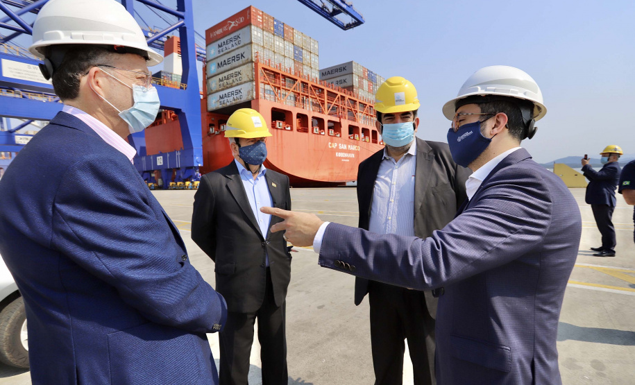 O Porto de Paranaguá recebeu nesta sexta-feira (2) a visita oficial do embaixador plurinacional da Bolívia, Wilfredo Rojo. A comitiva boliviana veio conhecer um possível depósito franco, que será doado pelo Governo Federal ao país vizinho. O processo de cessão é instruído pelo Ministério da Infraestrutura, através da Secretaria Nacional dos Portos.