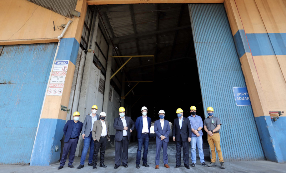 O Porto de Paranaguá recebeu nesta sexta-feira (2) a visita oficial do embaixador plurinacional da Bolívia, Wilfredo Rojo. A comitiva boliviana veio conhecer um possível depósito franco, que será doado pelo Governo Federal ao país vizinho. O processo de cessão é instruído pelo Ministério da Infraestrutura, através da Secretaria Nacional dos Portos.