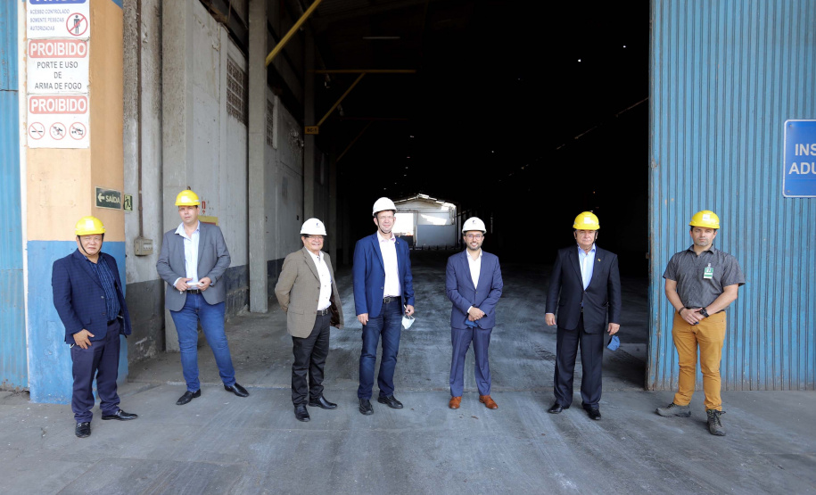 O Porto de Paranaguá recebeu nesta sexta-feira (2) a visita oficial do embaixador plurinacional da Bolívia, Wilfredo Rojo. A comitiva boliviana veio conhecer um possível depósito franco, que será doado pelo Governo Federal ao país vizinho. O processo de cessão é instruído pelo Ministério da Infraestrutura, através da Secretaria Nacional dos Portos.