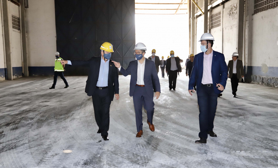 O Porto de Paranaguá recebeu nesta sexta-feira (2) a visita oficial do embaixador plurinacional da Bolívia, Wilfredo Rojo. A comitiva boliviana veio conhecer um possível depósito franco, que será doado pelo Governo Federal ao país vizinho. O processo de cessão é instruído pelo Ministério da Infraestrutura, através da Secretaria Nacional dos Portos.