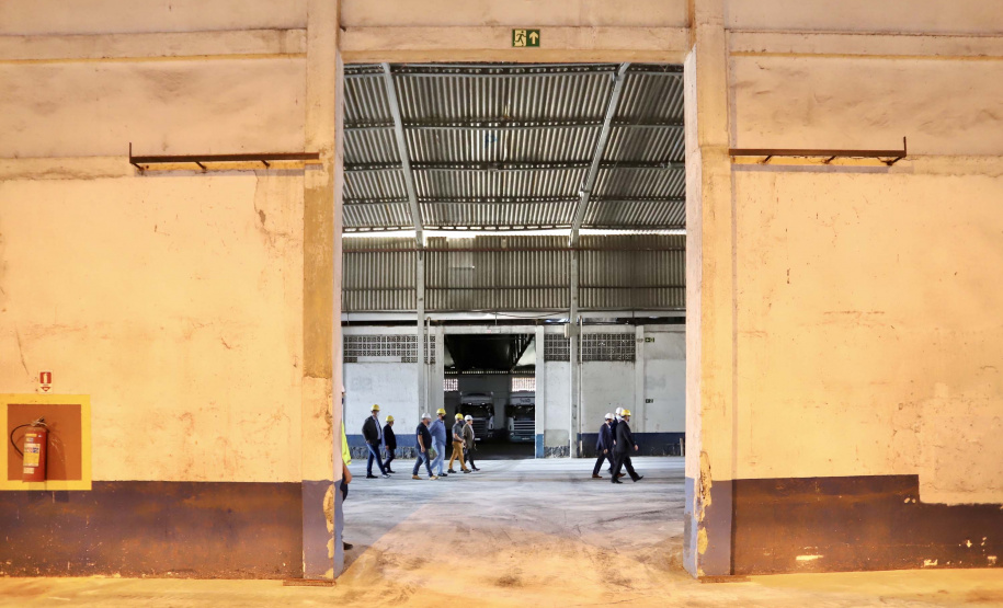 O Porto de Paranaguá recebeu nesta sexta-feira (2) a visita oficial do embaixador plurinacional da Bolívia, Wilfredo Rojo. A comitiva boliviana veio conhecer um possível depósito franco, que será doado pelo Governo Federal ao país vizinho. O processo de cessão é instruído pelo Ministério da Infraestrutura, através da Secretaria Nacional dos Portos.