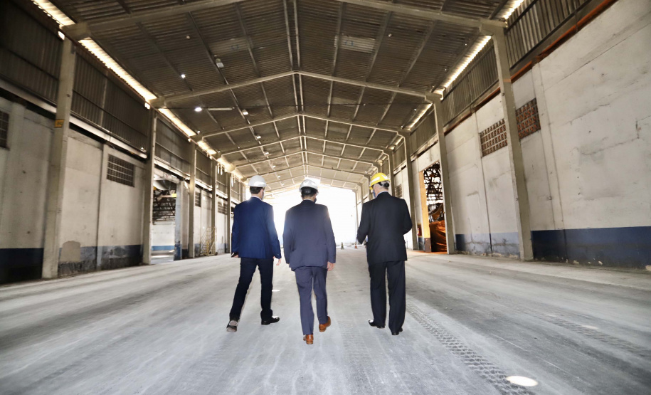 O Porto de Paranaguá recebeu nesta sexta-feira (2) a visita oficial do embaixador plurinacional da Bolívia, Wilfredo Rojo. A comitiva boliviana veio conhecer um possível depósito franco, que será doado pelo Governo Federal ao país vizinho. O processo de cessão é instruído pelo Ministério da Infraestrutura, através da Secretaria Nacional dos Portos.