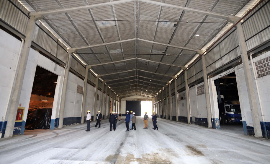 O Porto de Paranaguá recebeu nesta sexta-feira (2) a visita oficial do embaixador plurinacional da Bolívia, Wilfredo Rojo. A comitiva boliviana veio conhecer um possível depósito franco, que será doado pelo Governo Federal ao país vizinho. O processo de cessão é instruído pelo Ministério da Infraestrutura, através da Secretaria Nacional dos Portos.