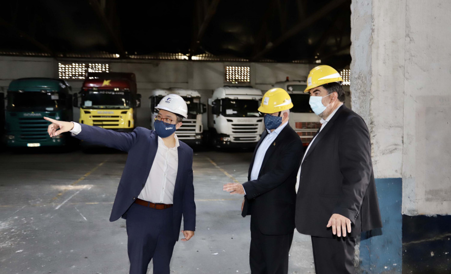 O Porto de Paranaguá recebeu nesta sexta-feira (2) a visita oficial do embaixador plurinacional da Bolívia, Wilfredo Rojo. A comitiva boliviana veio conhecer um possível depósito franco, que será doado pelo Governo Federal ao país vizinho. O processo de cessão é instruído pelo Ministério da Infraestrutura, através da Secretaria Nacional dos Portos.