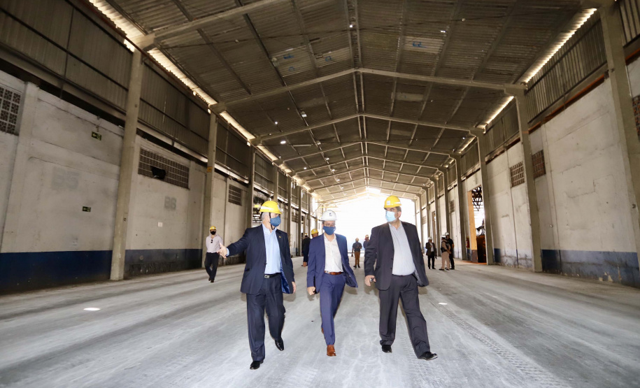 O Porto de Paranaguá recebeu nesta sexta-feira (2) a visita oficial do embaixador plurinacional da Bolívia, Wilfredo Rojo. A comitiva boliviana veio conhecer um possível depósito franco, que será doado pelo Governo Federal ao país vizinho. O processo de cessão é instruído pelo Ministério da Infraestrutura, através da Secretaria Nacional dos Portos.