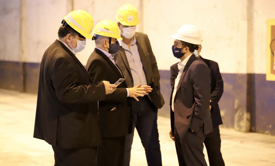 O Porto de Paranaguá recebeu nesta sexta-feira (2) a visita oficial do embaixador plurinacional da Bolívia, Wilfredo Rojo. A comitiva boliviana veio conhecer um possível depósito franco, que será doado pelo Governo Federal ao país vizinho. O processo de cessão é instruído pelo Ministério da Infraestrutura, através da Secretaria Nacional dos Portos.