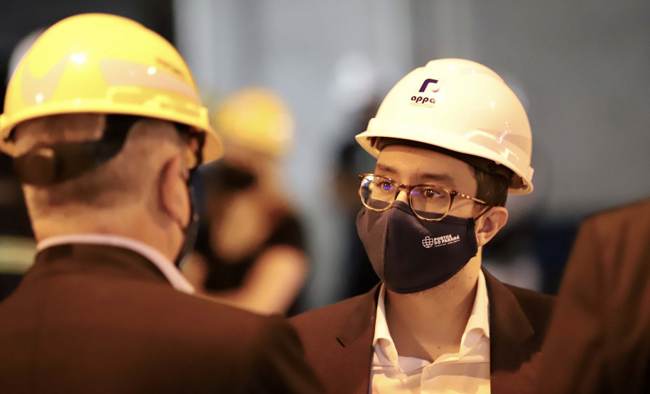 O Porto de Paranaguá recebeu nesta sexta-feira (2) a visita oficial do embaixador plurinacional da Bolívia, Wilfredo Rojo. A comitiva boliviana veio conhecer um possível depósito franco, que será doado pelo Governo Federal ao país vizinho. O processo de cessão é instruído pelo Ministério da Infraestrutura, através da Secretaria Nacional dos Portos.