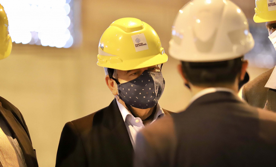 O Porto de Paranaguá recebeu nesta sexta-feira (2) a visita oficial do embaixador plurinacional da Bolívia, Wilfredo Rojo. A comitiva boliviana veio conhecer um possível depósito franco, que será doado pelo Governo Federal ao país vizinho. O processo de cessão é instruído pelo Ministério da Infraestrutura, através da Secretaria Nacional dos Portos.